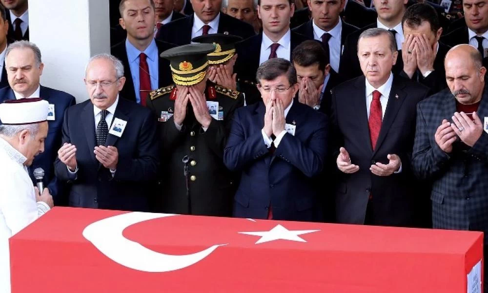 Ο Ακάρ & οι παρατρεχαμένοι του "σουλτάνου" άρχισαν τα χάπια